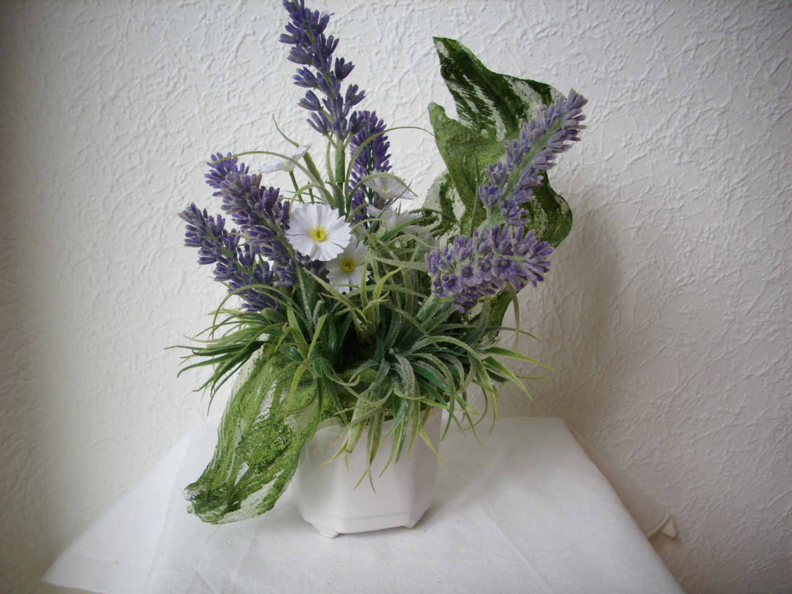 Blumengesteck Tischgesteck im Topf Lavendel blau weiss Tischdeko