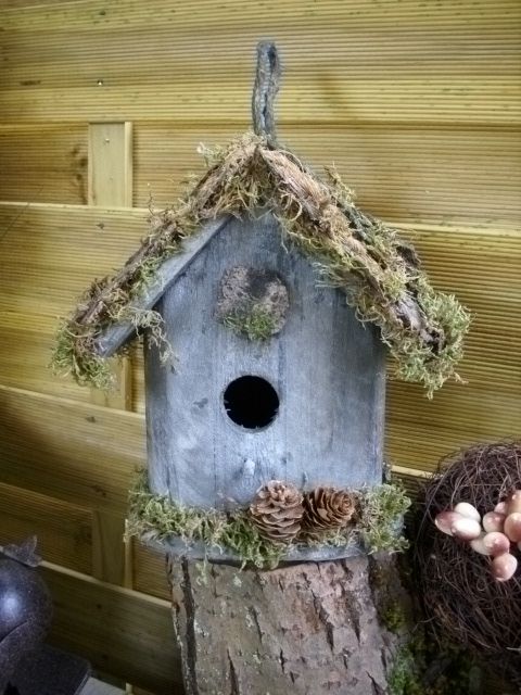 VOGELHAUS Vogelfutterhaus Gartendeko Holz Rinde Moos Zapfen  