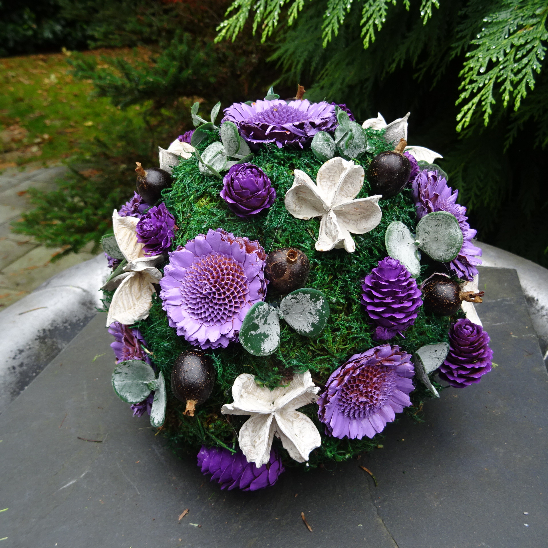 Grabschmuck Kugel Moos Grabdeko lila Gesteck Urnengrab Waldfriedhof Gedenktag